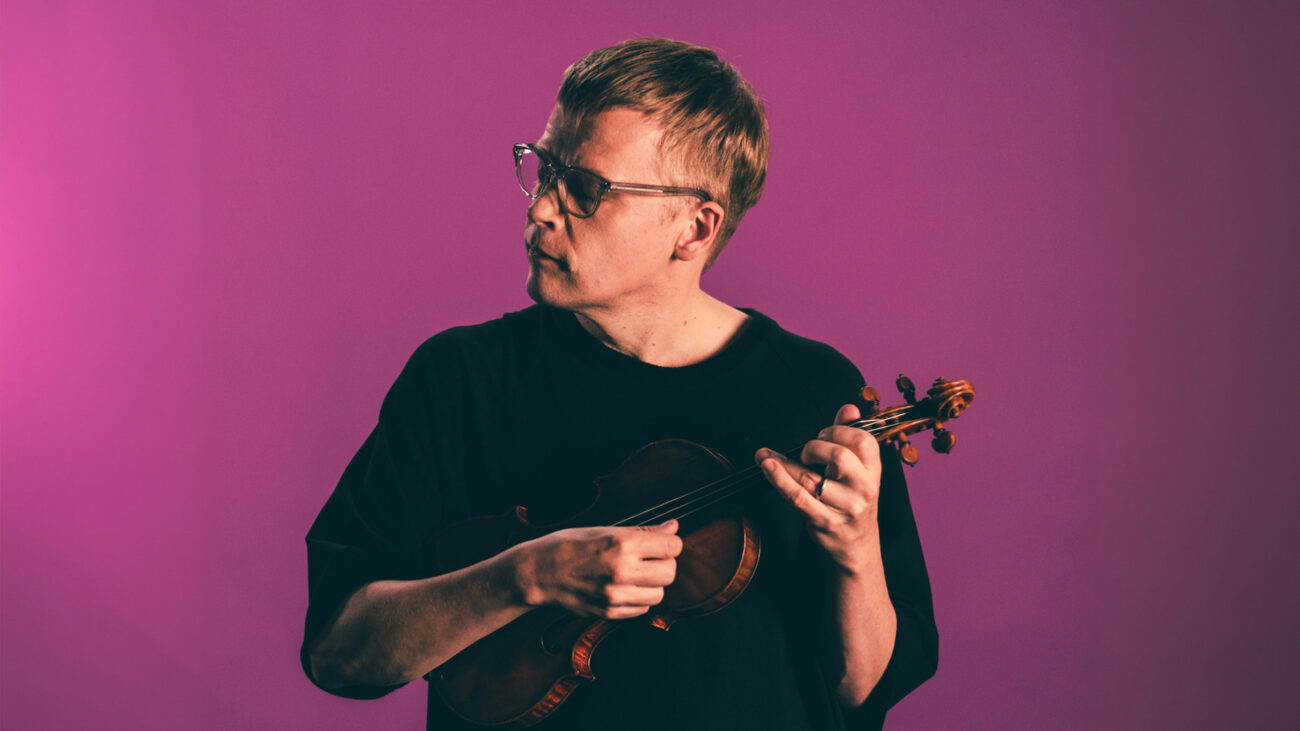 Pekka Kuusisto viulunsa kanssa katse vasempaan.