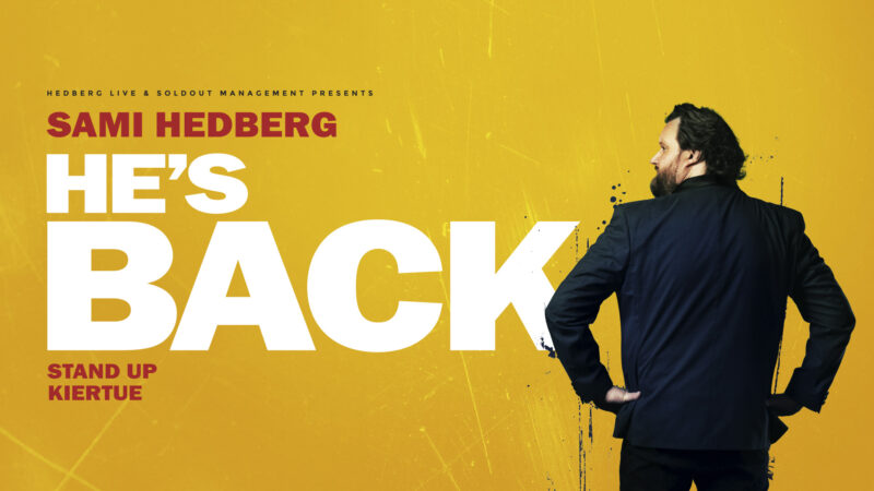 Sami Hedberg - He's back- teksti ja esiintyjä selin okran väristä taustaa vasten.