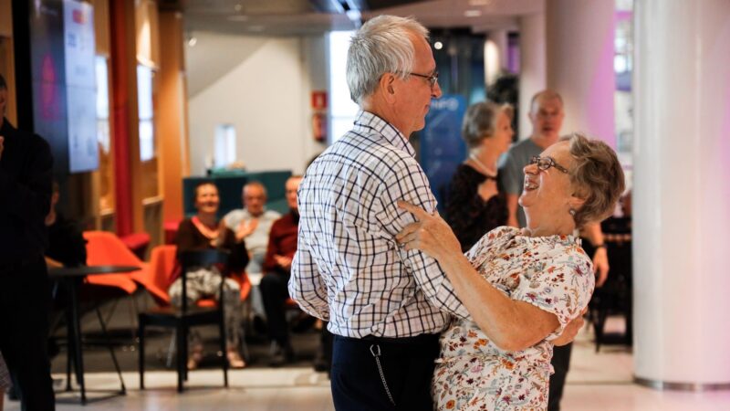 iäkkäämpi pariskunta tanssimassa