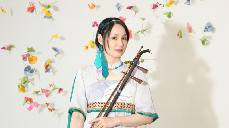 Artisti Kanae Nozawa kukkasateessa erhu-soittimen kanssa.