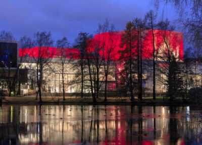 Tampere-talo syysillassa punaiseksi valaistuna