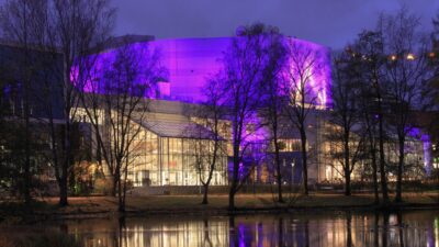 Ulkokuva Tampere-talosta violeiteilla teemaväreillä